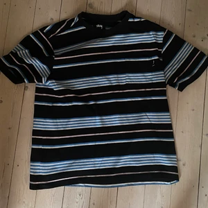 stussy t-shirt - köpt från hiatus i malmö. L men sitter som M