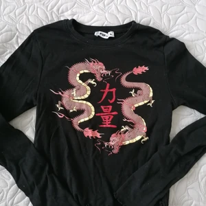 svart skjorta - en svart långärmad skjorta perfekt för vintern eller när det är kallt, tröjan är mindre än 2 år gammal och i bra skick ❤️