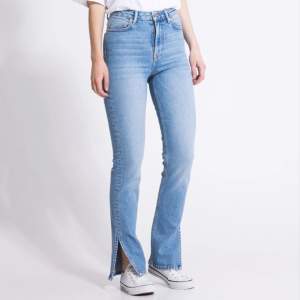Säljer nu ett par helt oanvända Jeans från lager 157 de är modellen ”split”. Dom är super fina och sitter som en smäck men tyvärr för långa för mig, därför säljer jag dom nu. Storleken är M men passar lika bra på en S, nypris 300kr, Hör av er🤩🥰 