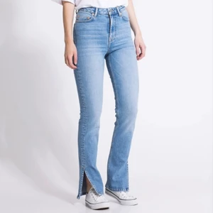Jeans med slits  - Säljer nu ett par helt oanvända Jeans från lager 157 de är modellen ”split”. Dom är super fina och sitter som en smäck men tyvärr för långa för mig, därför säljer jag dom nu. Storleken är M men passar lika bra på en S, nypris 300kr, Hör av er🤩🥰 