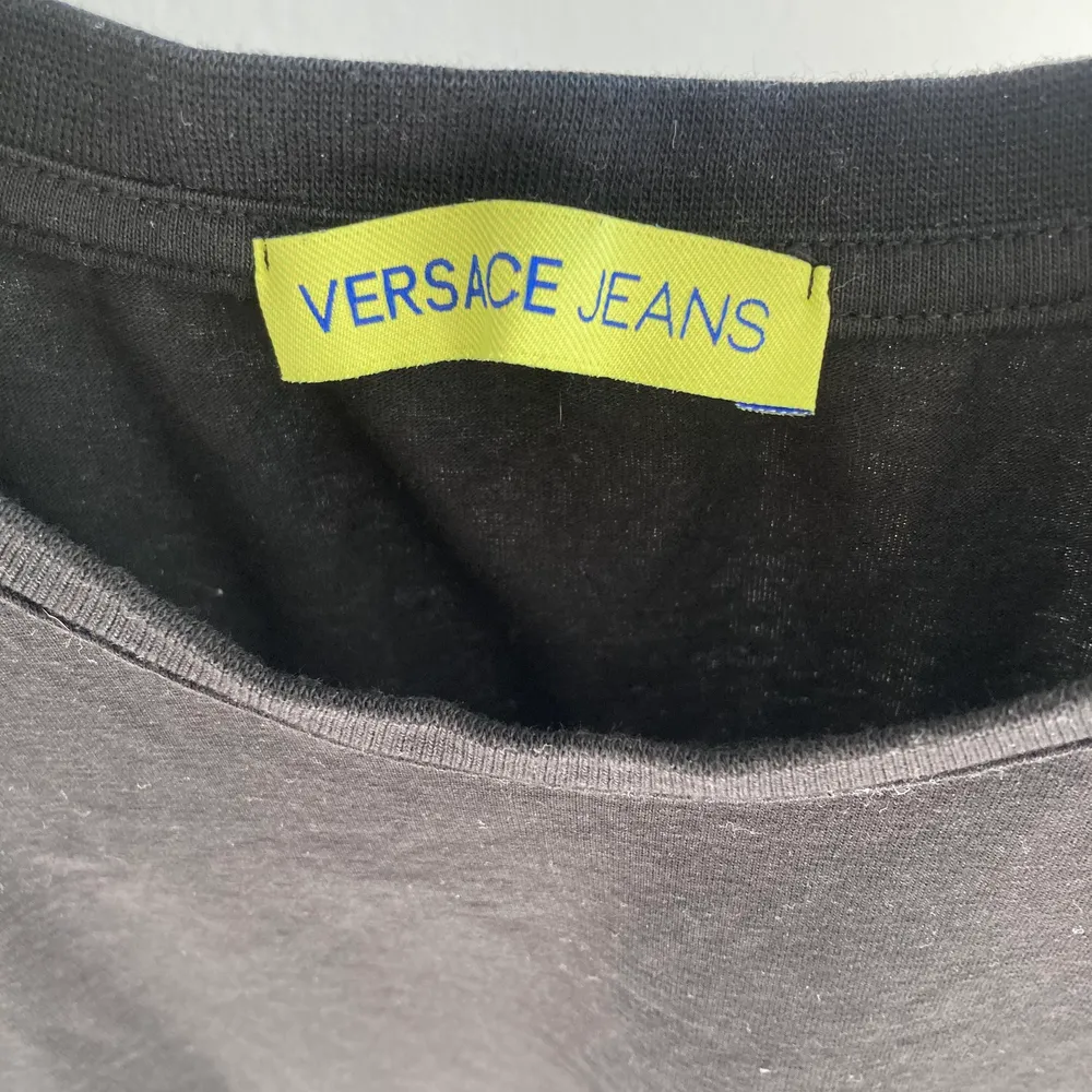 Versace Jeans T-shirt storlek s. Bra skick, inte använd särskilt mycket. T-shirts.