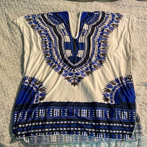 Strandklänning - Säljer denna super fina och svala klänning som är perfekt att ha när man ska gå ner till stranden, eller om man har bränt sig. Jag köpte den i Thailand och den är perfekt för varma sommardagar!