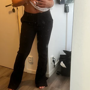 Lågmidjade kostymbyxor m slits  - Svarta lågmidjade kostymbyxor med slits från Zara. Storlek S 