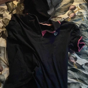 Armani - Jätte fin Armani tröja som har rosa krage.