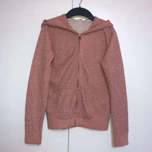 Zip tröja  - Fin glittrig zip tröja i jätte bra skick 👍