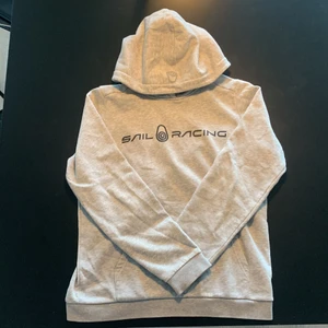 Sail racing hoodie - Säljer nu min sail racing hoodie då den är för liten. Skick 9/10 sparsamt använd. Strlk 150. Säljer den för 250kr. 
