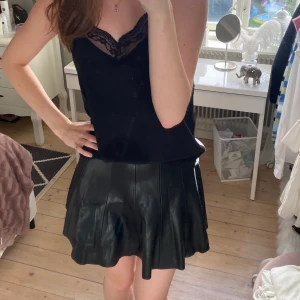 Skinn kjol - Jätte snygg skinnkjol från zara, köptes i höstas men sparsamt använd så säljer den vidare. Passar perfekt till hösten och vintern då den är lite ”fodrad” med ett varmare tyg på insidan❤️ Rakt över midjan är den 33cm bred. 