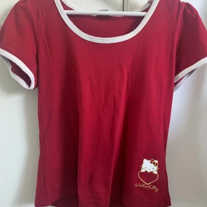 Hello Kitty Baby tee - Hello Kitty baby tee. Vid intresse eller frågor skriv privat!  Köparen står för frakt! ❤️