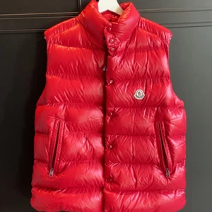 Moncler väst  - Säljer min moncler tibb down vest. Använd fåtal gånger. Vid intresse eller äkthesbevis kom pm. Con 9/10. Nypris: 7000 