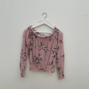 Off-shoulder topp - Blommig off-shoulder topp från Gina Tricot, strl XS