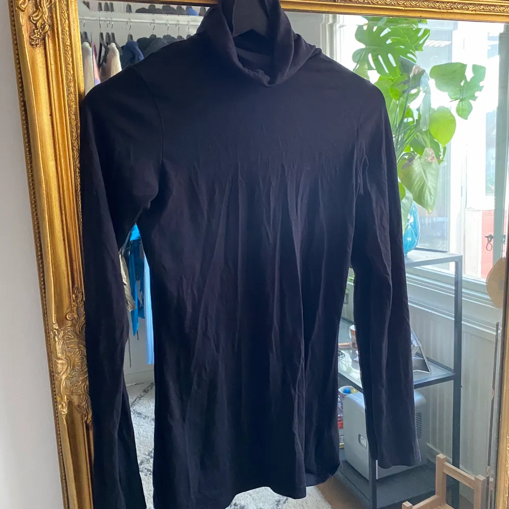 En långärmad tröja med hög hals i svart från hm. Storlek 36/S.. Tröjor & Koftor.