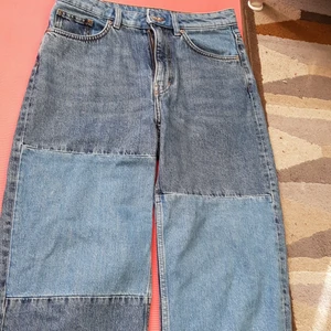 Patchwork jeans - Ett par monki patchwork jeans. De har inga defekter jag säljer dem endast för att jag inte användet dem längre.💖