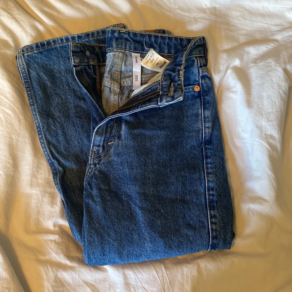 Weekday ROWE jeans i storlek 23/30 använda 2 gånger. Dom är hela men väljer att sälja pågrund utav att dom inte passade mig. Ordinarie pris är 300 kronor men säljer för 150 plus frakt.. Jeans & Byxor.