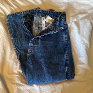 Weekday ROWE jeans i storlek 23/30 använda 2 gånger. Dom är hela men väljer att sälja pågrund utav att dom inte passade mig. Ordinarie pris är 300 kronor men säljer för 150 plus frakt.