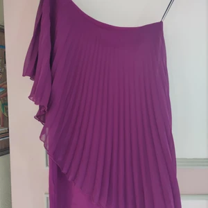 Festklänning - Festklänning använt en gång. Storlek 36. Färgen som på bild. Jättefin.