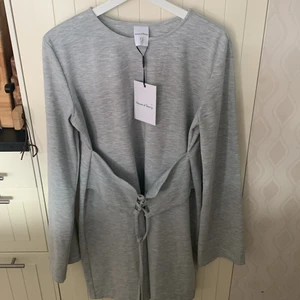 Mysig klänning  - En helt ny långärmad klänning med detalj runt midjan😁 oanvänd från märket House Of Sunny. Storlek 38. 