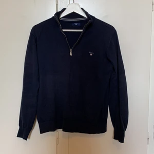 Gant half-zip tröja  - Säljer en Gant half-zip tröja i färgen mörkblå, den har inga märken/fläckar. Den har används men är i väldigt bra skick. Jag säljer den då jag har växt ur den. INGA DJUR HEMMA. ( Du står för frakten)