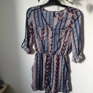 HM playsuit storlek 38 - Som ny, knappt använd. 