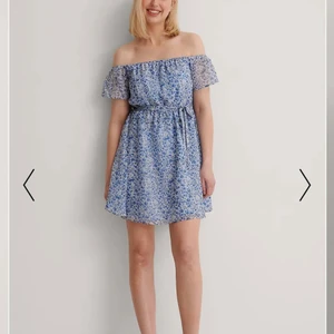 NAKD klänning - Jätte fin klänning från Nakd. Storlek 36/38. Helt oanvänd. Hämtas upp i Gbg västra Frölunda eller möte. 