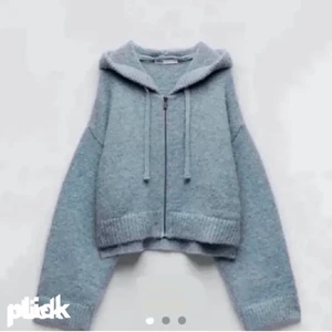 Stickad kofta från zara storlek xs-s - Jag säljer denna stickade kofta från zara då den inte kommer till användning. Den är använd ett par få gånger och passar nog M också. Perfekt till skolstarten och frammåt hösten. Skriv till mig om du är intresserad!❤️ Obs. frakt tillkommer.