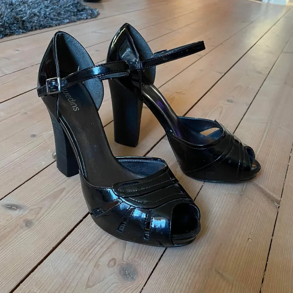 I'm selling these suipem heels because they are not my size anymore. They are in good condition . Skor.