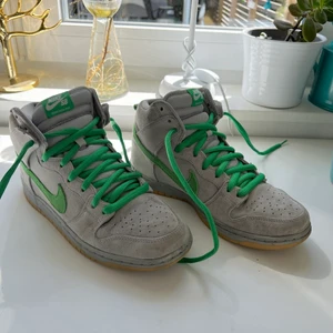 Nike Dunk - Nike Dunk SB High Premium Silver Box. Storlek 42. Skorna i befintligt skick. Köparen står för frakt. 