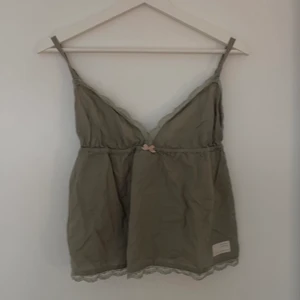 Höst färgad Odd Molly top 🍂  - Säljer nu min favorit tröja i storlek 0 vilket motsvarar xs/s, eftersom den är strechig tror jag att den också kan passa en m. Den är en militärfärgad top och passar perfekt till hösten. Frakt tillkommer❤️ OBS: Tryck ej på köp direkt är ni snälla!