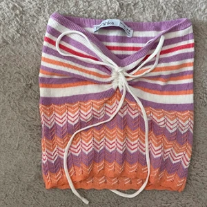 Sommar topp 🥥☀️  - Sommar topp från berska! Kan knytas på två olika sätt och kan stylas till mycket. Kan andvändas till fest eller andra tillfällen🌸 Frakt tillkommer💕 OBS: Tryck ej på köp direkt knappen är ni snälla!