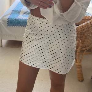 Supergullig kjol från Chiquelle!! Använd en del men fortfarande fint skick!! Köpt för 399( tror jag inte helt säker)❤️‍🩹 Köp direkt för 170 + frakt eller buda från 130❤️‍🩹❤️‍🩹