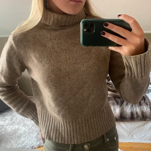 Stickad tröja  - Såå fin stickad tröja från Massimo dutti!! Det står storlek 34 på lappen men passar mig som är S/M. Knappt använd och det finns inga tecken på användning💓