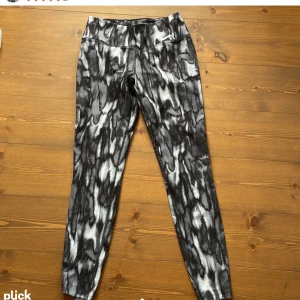 Träningsbyxor🖤🤍 - Tränings byxor från Nike som är oanvända☺️ 