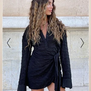 Nakd klänning  - Säljer min jättefina klänning från Bruna Bears kollektion tillsammans med nakd. Slutsåld i alla storlekar på hemsidan. Säljer pga att jag råkat slänga paketet klänningen kom med och är därav med lappar kvar.