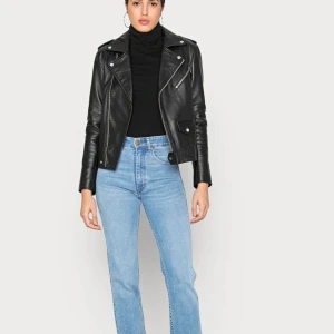 Lois high retro straight jeans💙 - Jag säljer ett par lois high retro straight jeans. Nypris är 1600 men jag säljer för 800💙