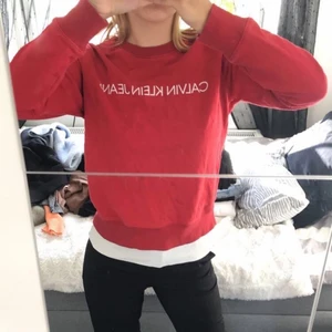 Calvin Klein  - Collegetröja från Calvin Klein. Knappt använd, den har dock en liten fläck på magen men man tänker inte på den. Storlek XS. 
