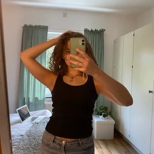 Svart Filippa K linne - Svart Filippa K linne jag säljer då det är lite tight i armarna, jag är M men funkar xs-m 💓💓💓