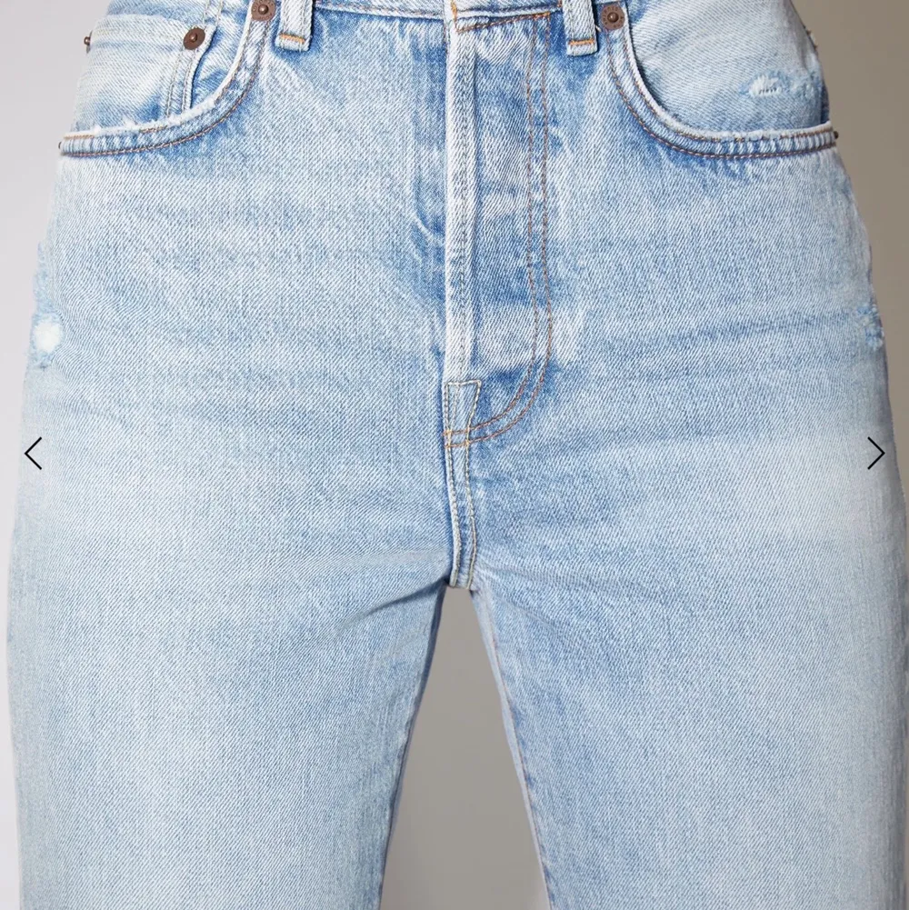 Ett par snygga ljusa jeans från Acne. Storleken är 29/32 men dom är små i storlekarna så skulle säga att de passar 27/28/29. Nypris är 3000kr men jag säljer för 1500❤️. Jeans & Byxor.