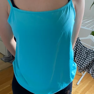 Turkost loose linne  - Köptes secondhand för ca 1 år sen men har inte kommit till användning, materialet är väldigt behagligt och kan lika gärna användas som pyjamas eller som vardagligt plagg 