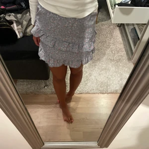 Blomrig kjol - Säljer denna snygga kjol ifrån shein. Den är mönstrad med blommor. 