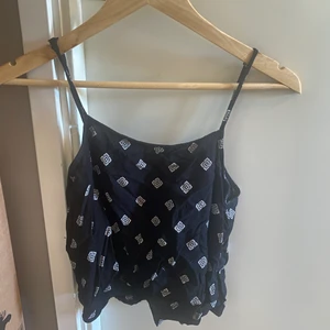 Linne - Enkelt linne från hm i stl 34. Säljer då det inte passar mig längre. Frakt ingår i priset 🤍