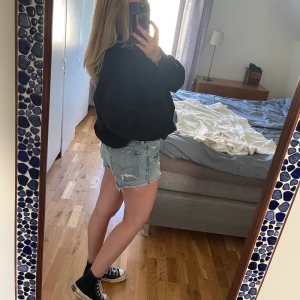 Levis shorts - Skit najs lågmidjade levis shorts. Står ingen storlek men passar mig som brukar ha ungefär 38. Toppenskick. Fraktar spårbart för 29kr💕💕
