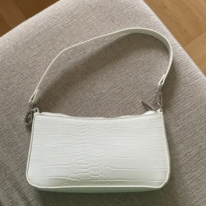 Vit axelväska - En vit axelväska med silverdragkedja som bara har används en gång🤍