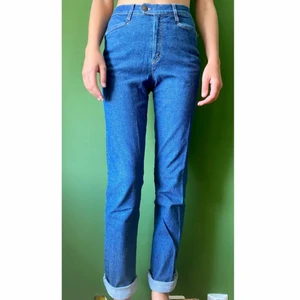 Filippa K jeans - Filippa K jeans med stretch. Väldigt högmidjade och sitter bra. I väldigt fint skick. 