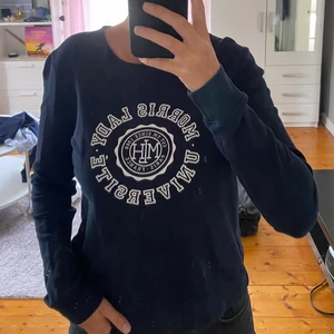 Morris tröja - Jag säljer en helt felfri Morris Lady tröja i storlek S💕 Säljer pågrund av att den ej kommer till användning längre🫶🏻 Materialet är jättemjukt och skönt