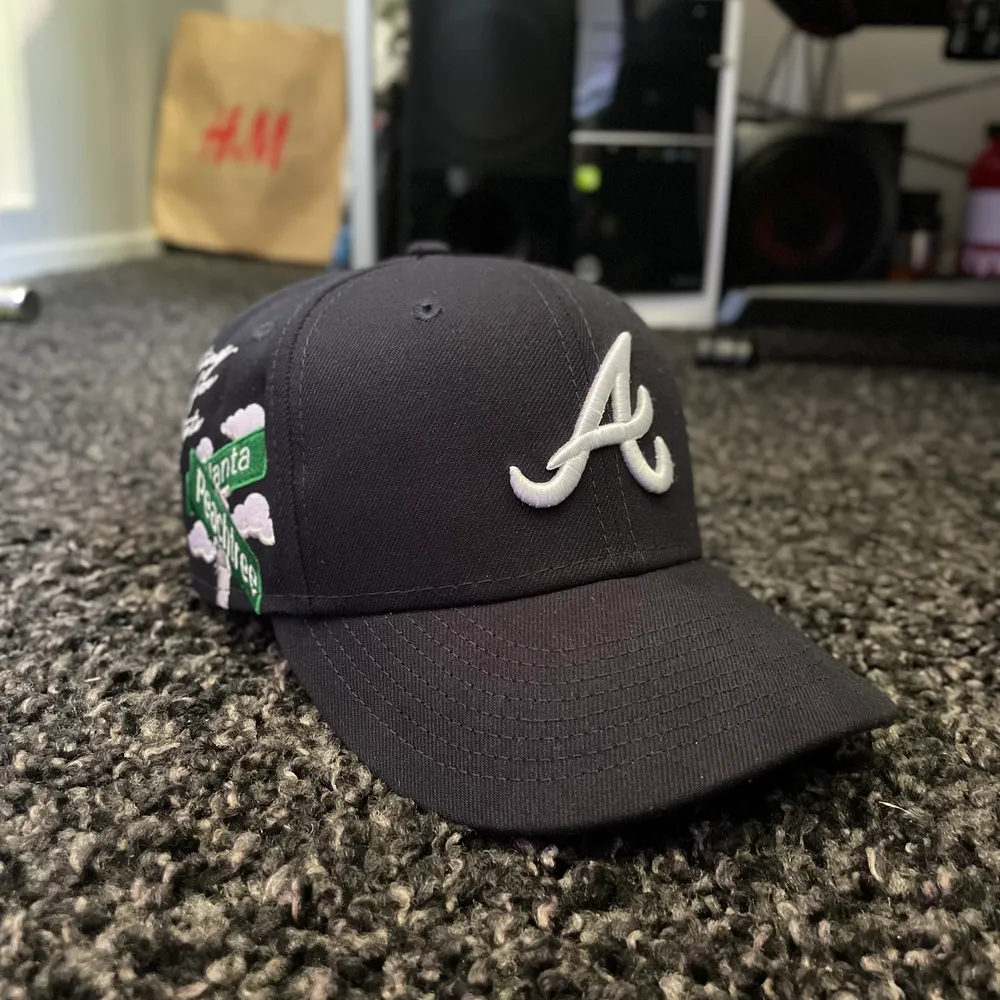 Inköpt från neweracap.eu denna vecka men storleken var lite för liten. Har tagit av stickersen och böjt skärmen lite lätt så kan ej skicka tillbaks! Size 7 1/4 (57.7cm). Accessoarer.