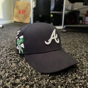 New Era Atlanta Braves MLB Fitted Cap - Inköpt från neweracap.eu denna vecka men storleken var lite för liten. Har tagit av stickersen och böjt skärmen lite lätt så kan ej skicka tillbaks! Size 7 1/4 (57.7cm)
