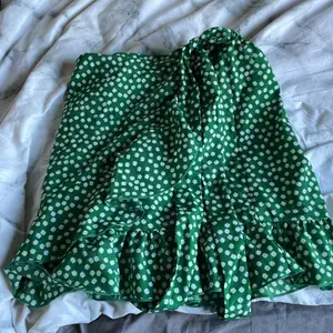 Säljer denna blommiga söta kjol som jag aldrig användt. Köpt från shein i storlek xs. Den är i väldigt bra skick och kostar 75kr+frakt. 