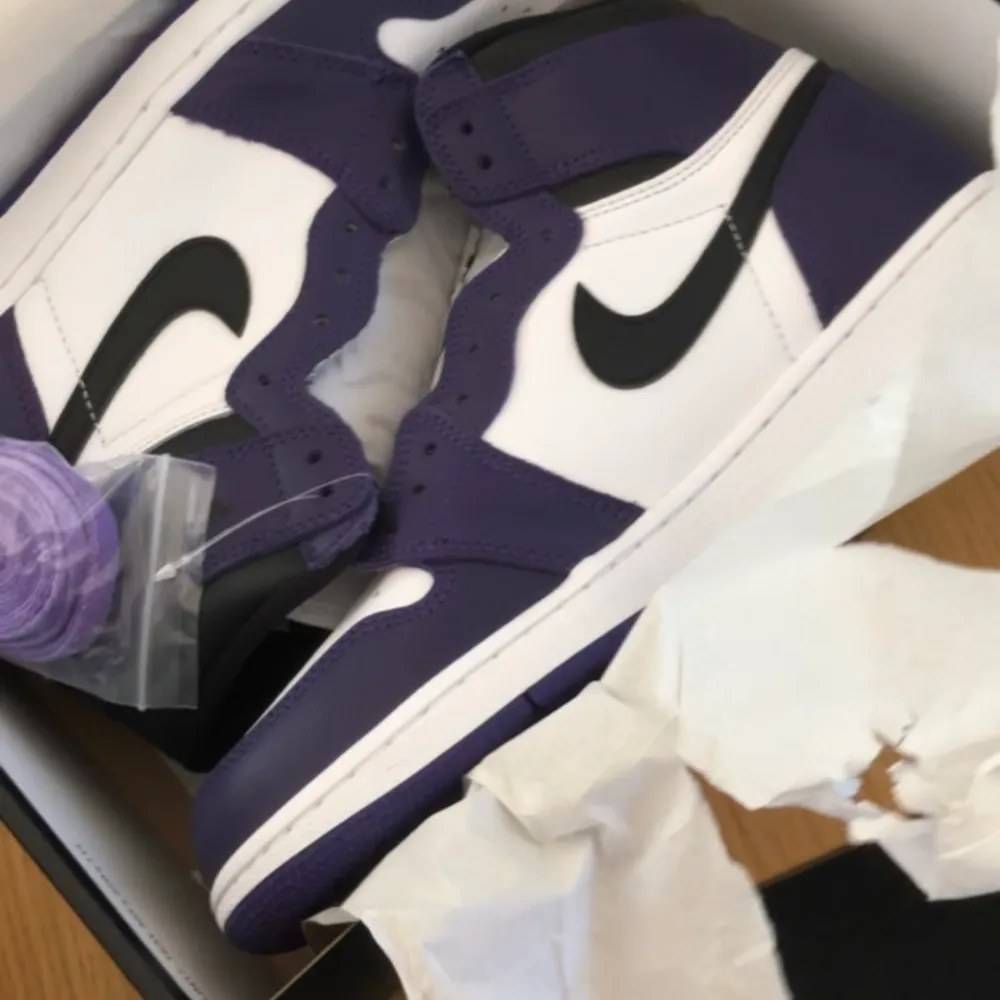 Hej! Säljer ett par jordans i modellen court purple i storlek 43. Skorna köptes nya från hemsidan goat för 4500kr Cond 9/10 Originalbox medföljer samt två original skosnören( svarta/ rosa ) Hör av er vid intresse eller frågor! . Skor.