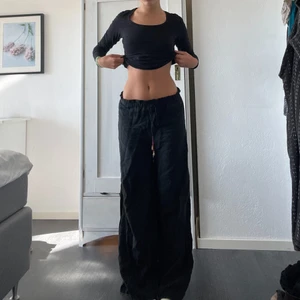 Linnebyxor  - Snygga, svarta linnebyxor i nyskick! Skönt tyg men fin snörnings detalj. 💕 Köpta för 400 kr, säljs för 200 kr! Passar XS,S,M 