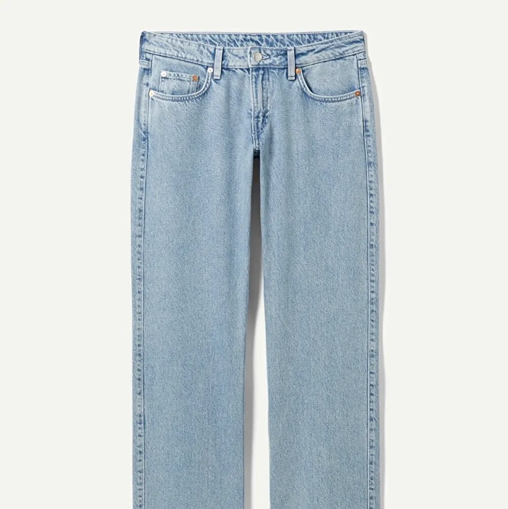 Säljer dessa sjukt snygga jeans från weekday i modellen ”arrow low straight” då jag råkade köpa hem en för stor storlek😕 Tryck ej på köp direkt använder inte funktionen🫶. Jeans & Byxor.
