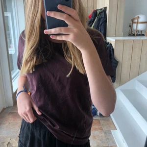 T-shirt  - En helt vanlig t-shirt som jag köpte på secondhand men som inte kom till användning. Den är vinröd och är i väldigt bra skick. Skriv för fler frågor eller bilder!💕